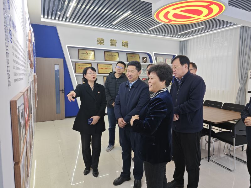 骚货客厅自慰2025年05月09日上午 安阳市人大常委会副主任、市总工会党组书记、主席夏军一行莅临华阳电磁铁参观调研；对公司2023年全国五一劳动奖章获得者汪利娜慰问，并听取劳模工作室相关情况汇报